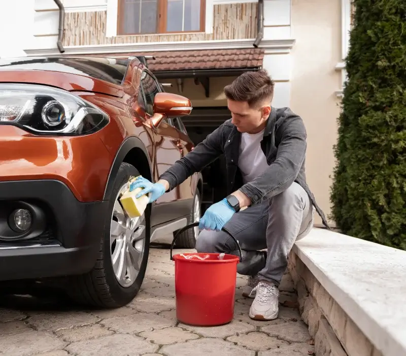 Lavage auto à domicile Châteauneuf-d'Oze : professionnel intervenant sur un véhicule